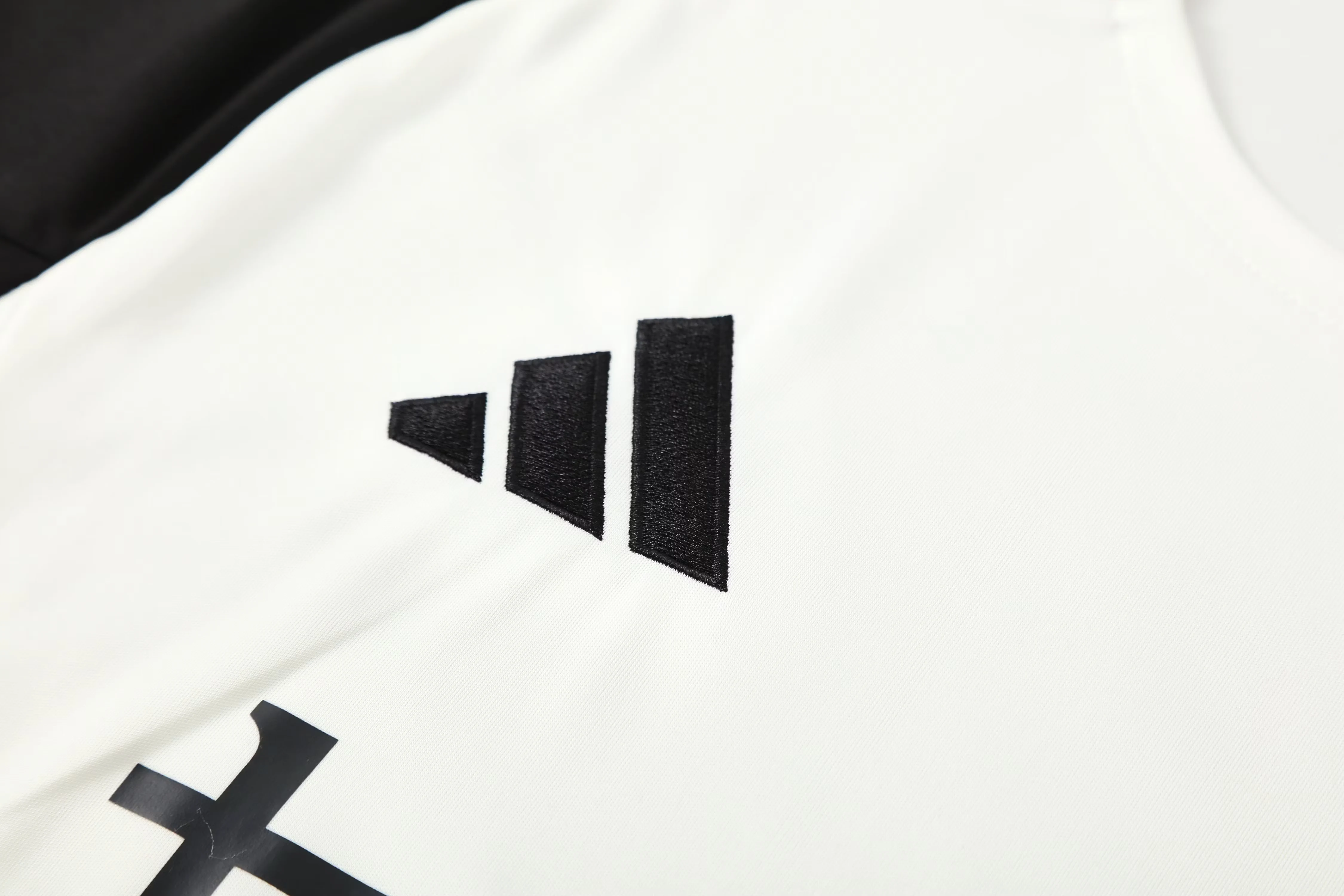 2025-26 Manchester United white short-sleeved training jersey view 11
