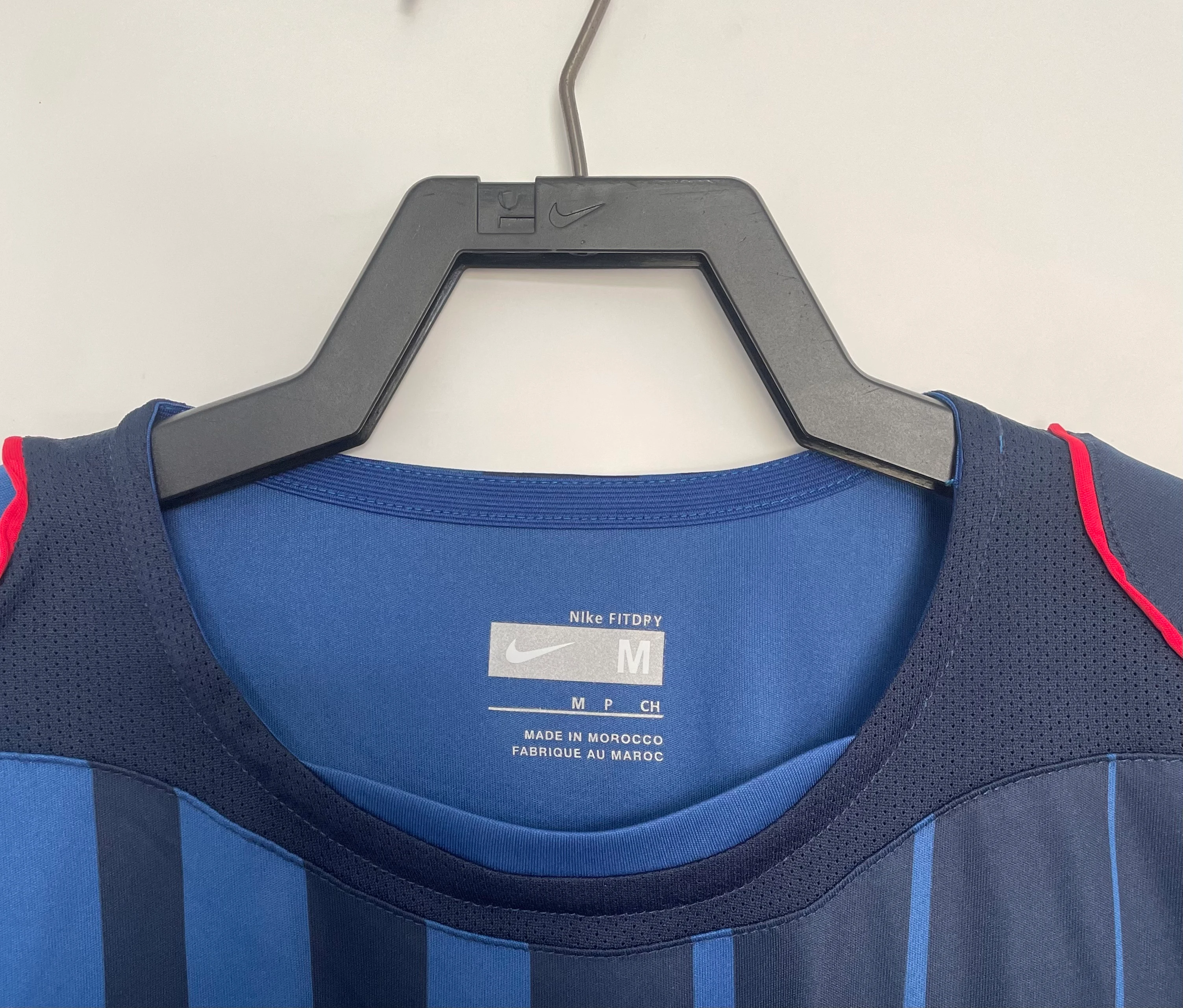 2004-05 Barcelona Away Retro Jersey view 3