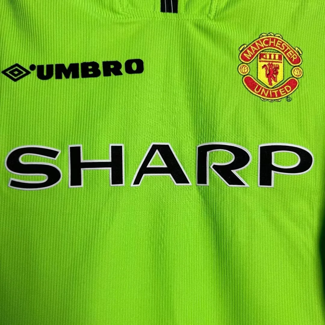 1998-99 Manchester United Green Goalkeeper Long Sleeve Retro Shirt view 6