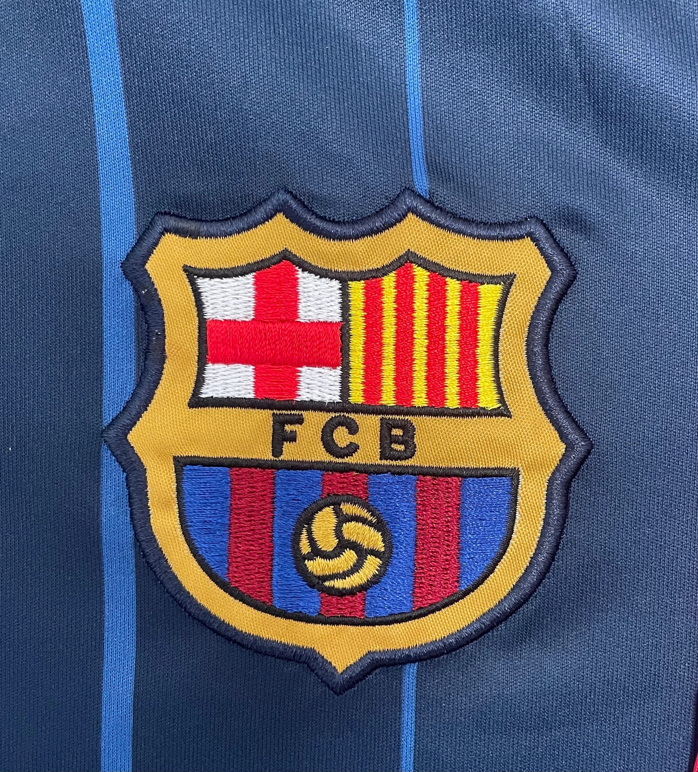 2004-05 Barcelona Away Retro Jersey view 6