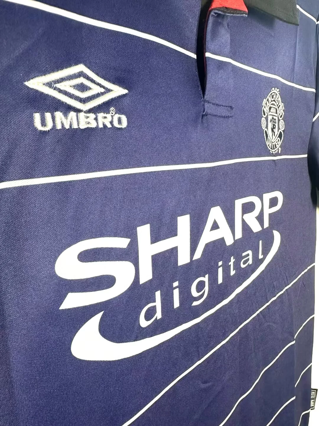 1999-00 Manchester United Away Retro Shirt view 6