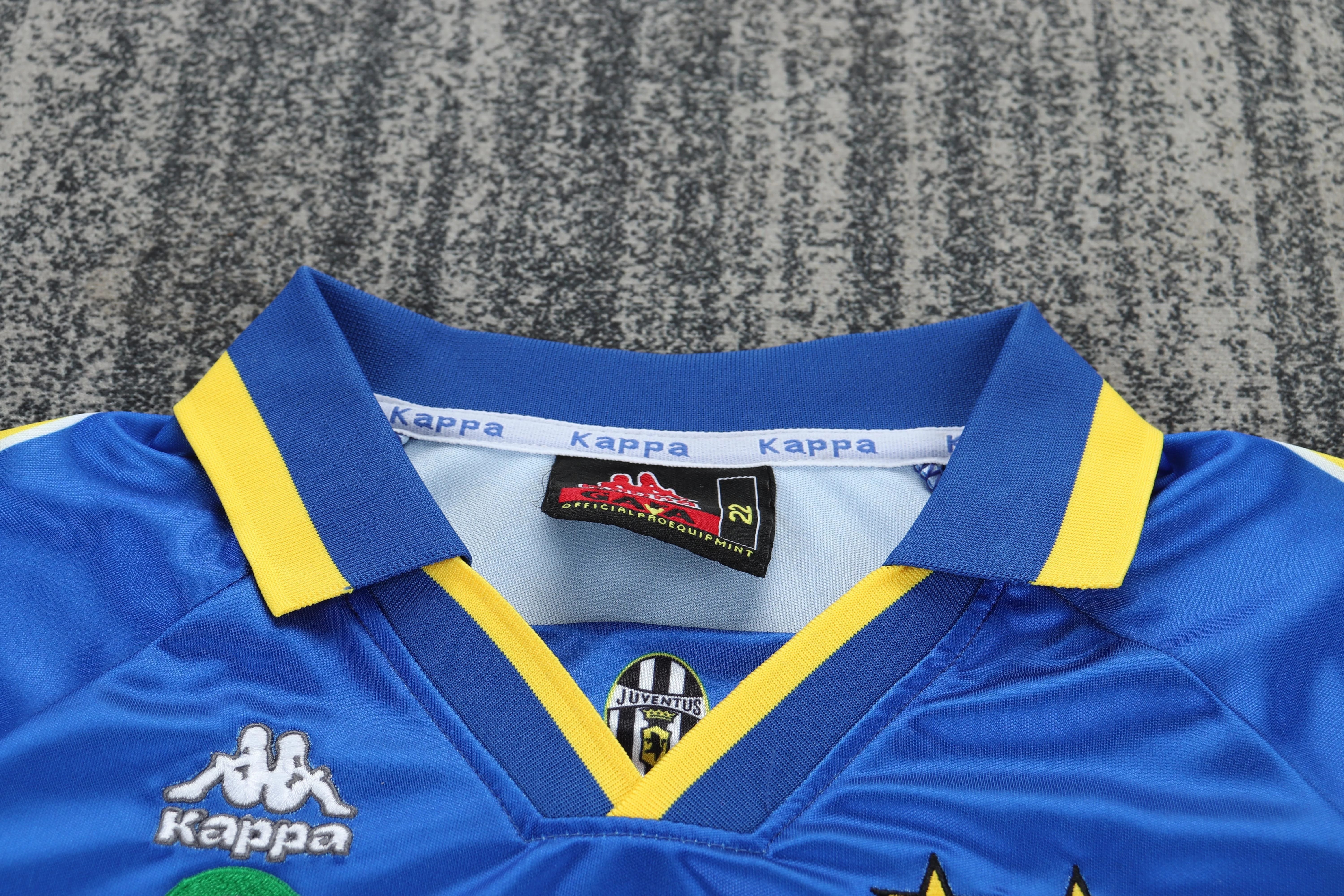 1995-96 Juventus Away Retro Jersey - Children's Size view 4