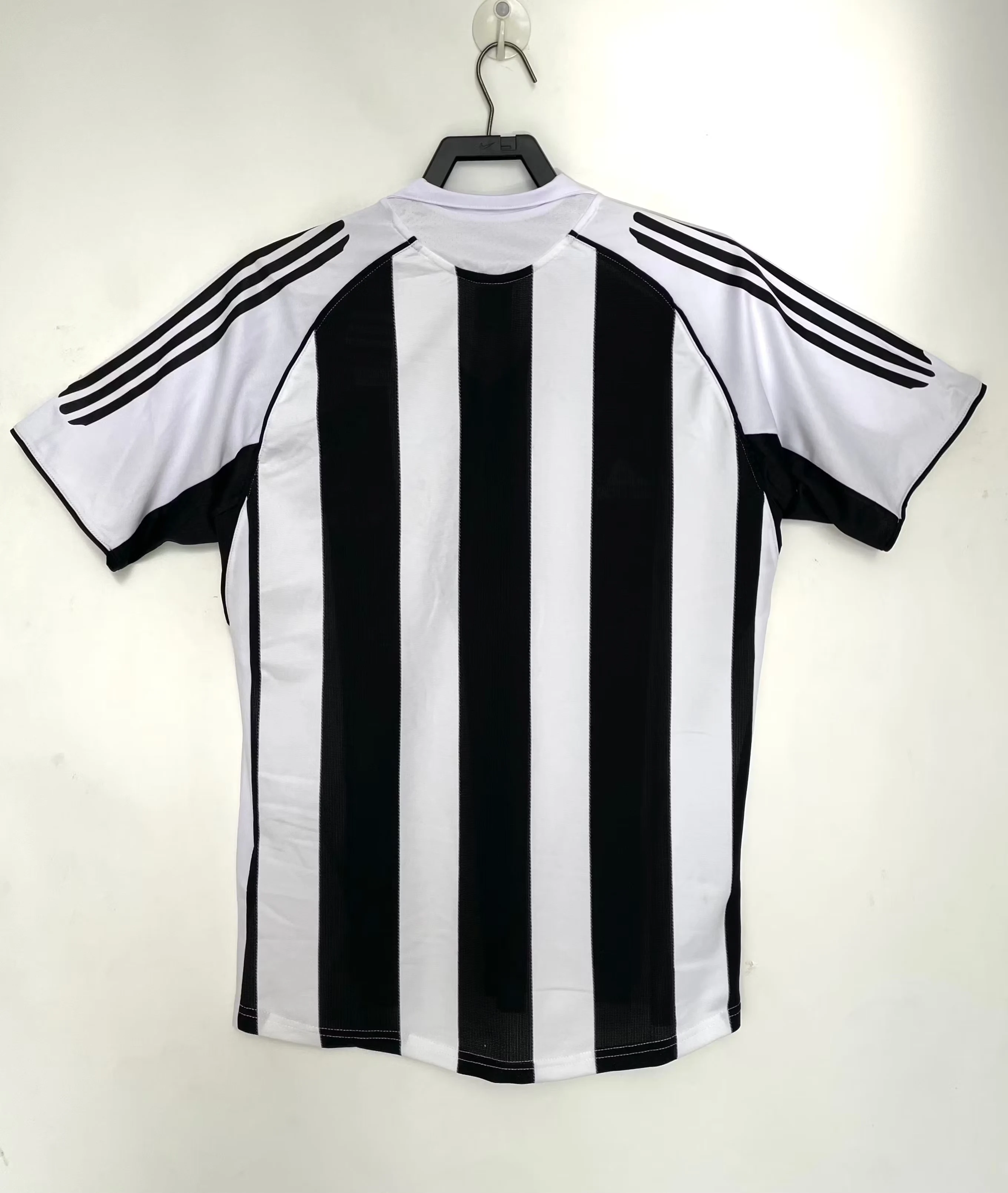 2005-06 Newcastle United Home Retro Jersey view 2