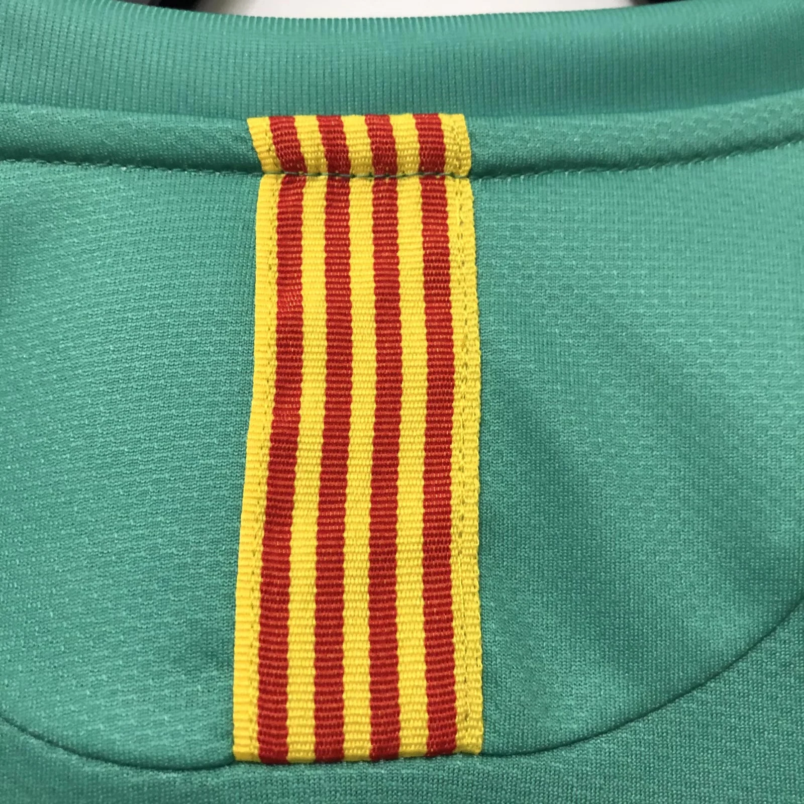 2010-11 Barcelona Away Retro Jersey view 4