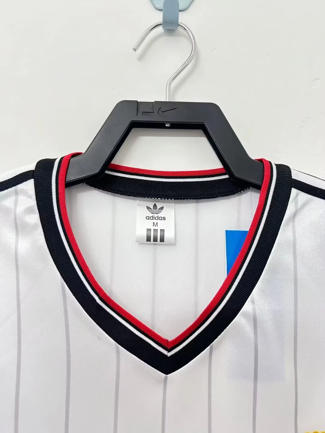 1983 Manchester United away retro jersey view 9