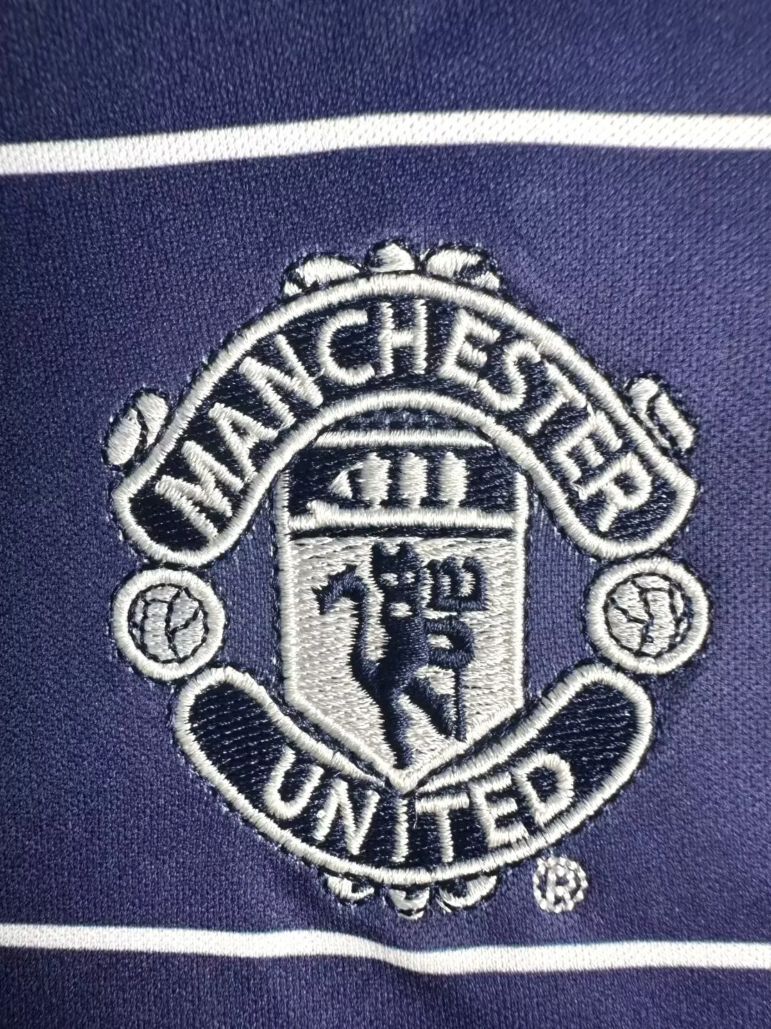 1999-00 Manchester United Away Retro Shirt view 8