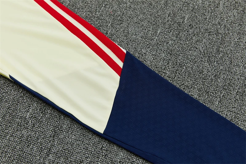 2026-27 Bayern Munich Beige Half-Zip Training Jersey view 8
