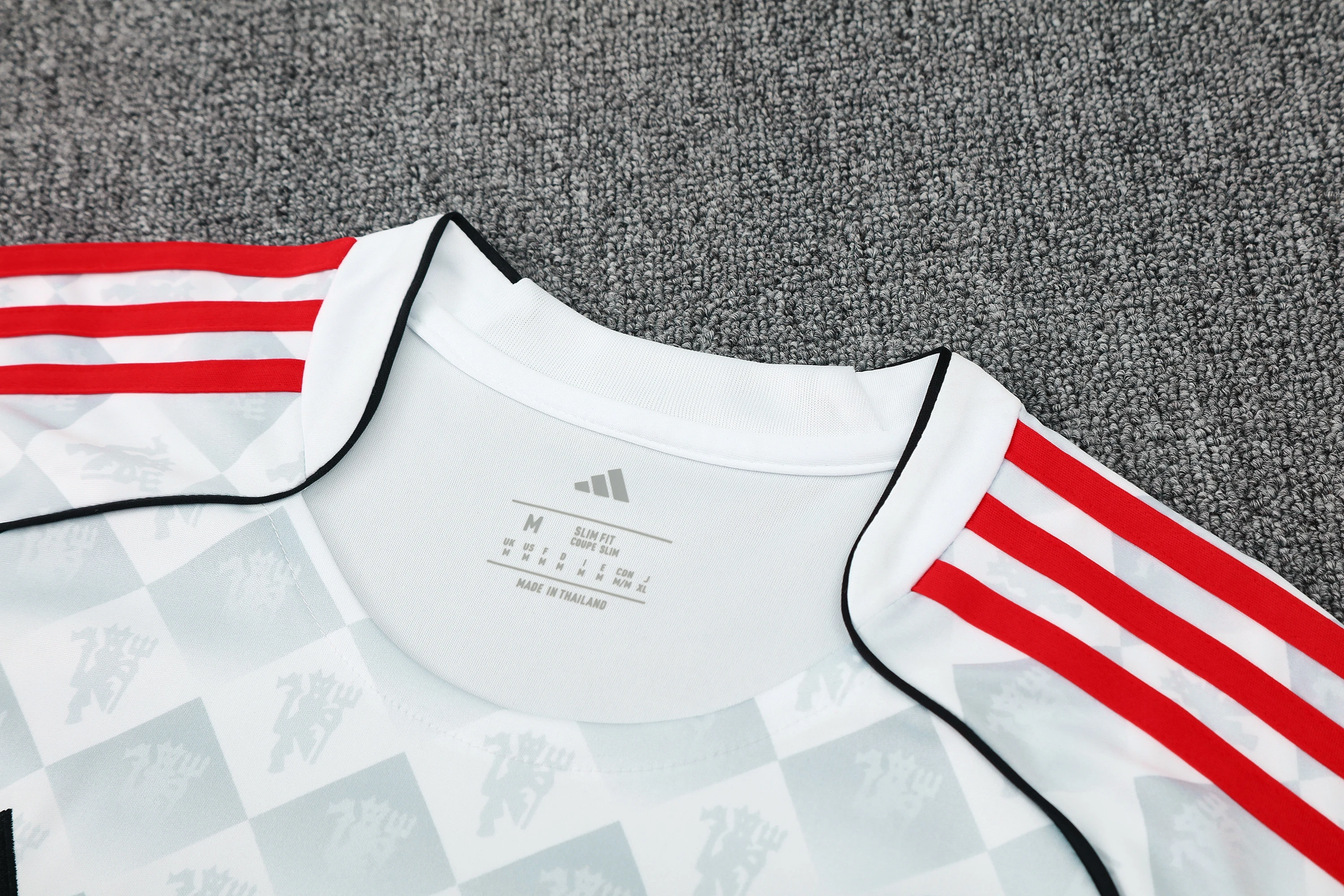 2025-26 Manchester United white short-sleeved training jersey view 3