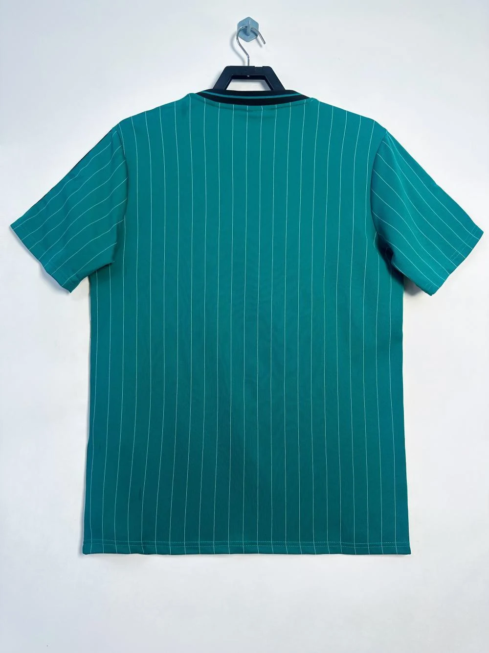 2025-26 Liverpool Retro Kit view 2