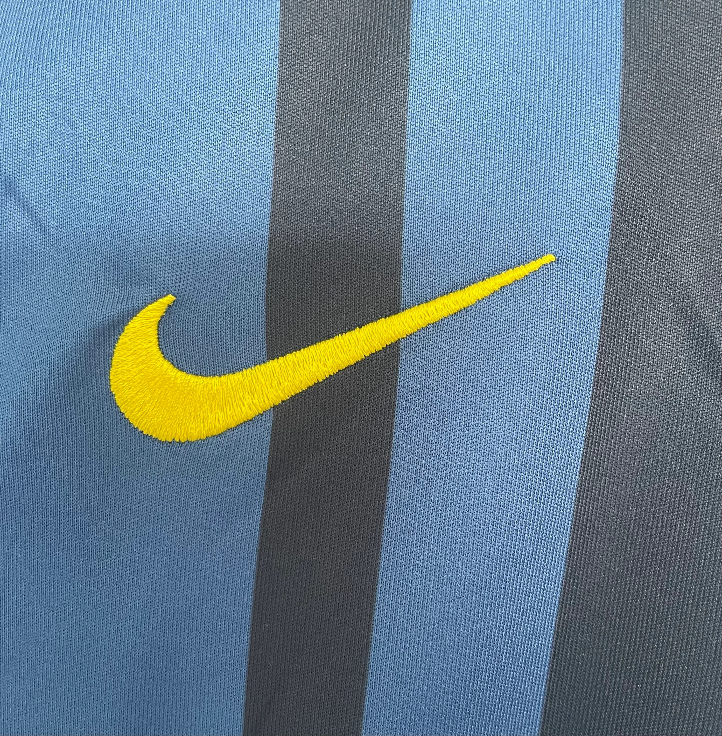 2004-05 Barcelona Away Retro Jersey view 5