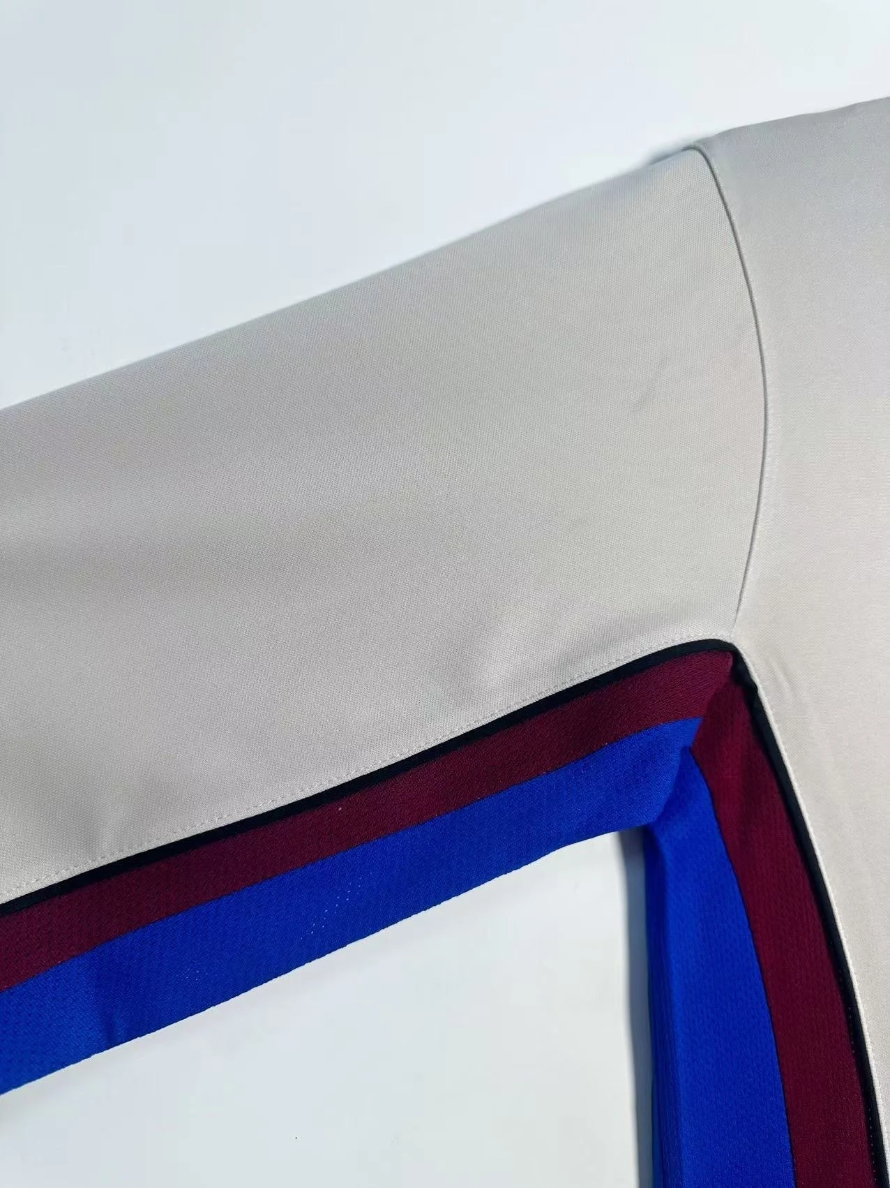1998–99 Barcelona Away Long-Sleeve Retro Jersey view 7