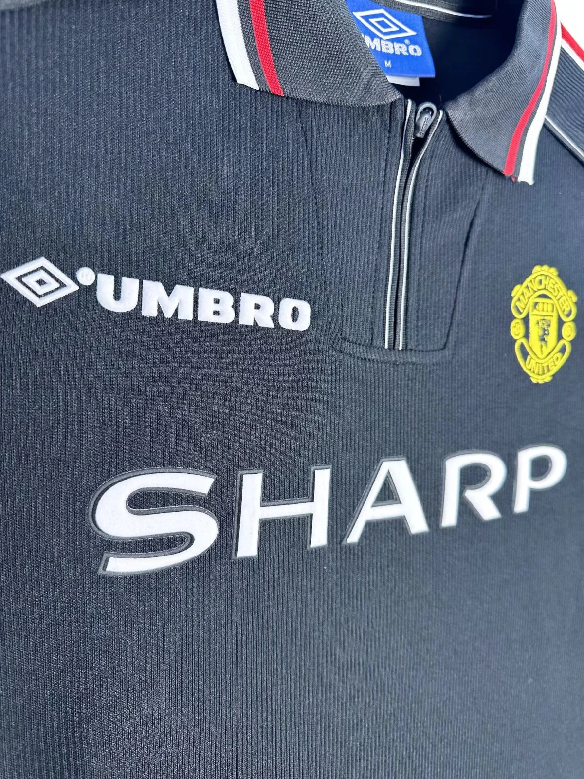 1998-99 Manchester United Black Retro Shirt view 4