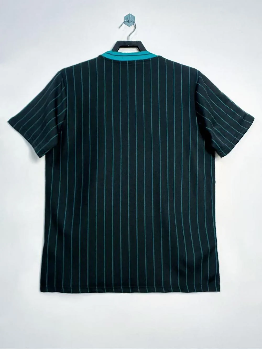 2025-26 Liverpool Retro Kit view 2