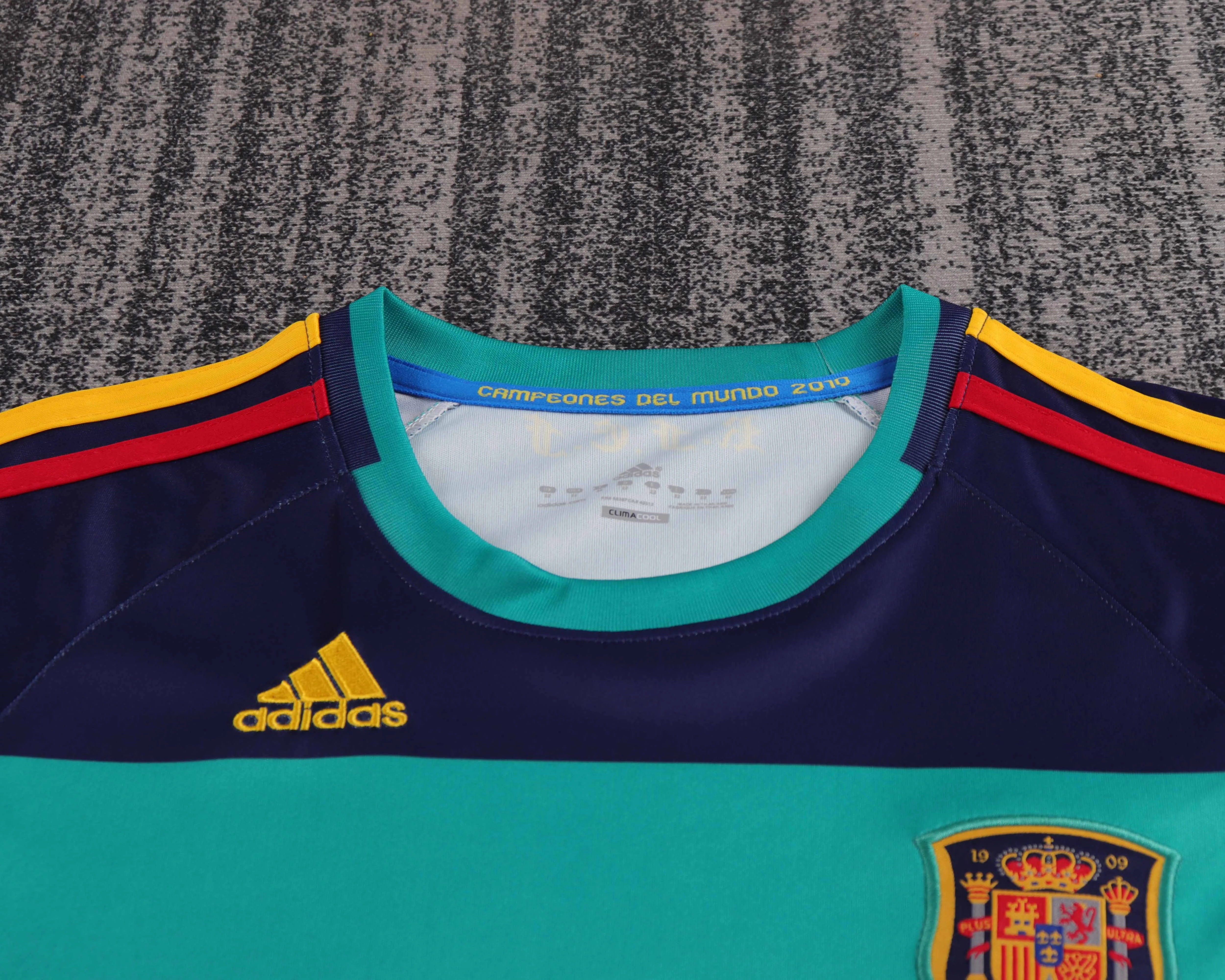 2010 Spain Goalkeeper Retro Jersey - Kids Sizes view 10