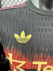 2025-26 Manchester United Training Shirt - Players view 4