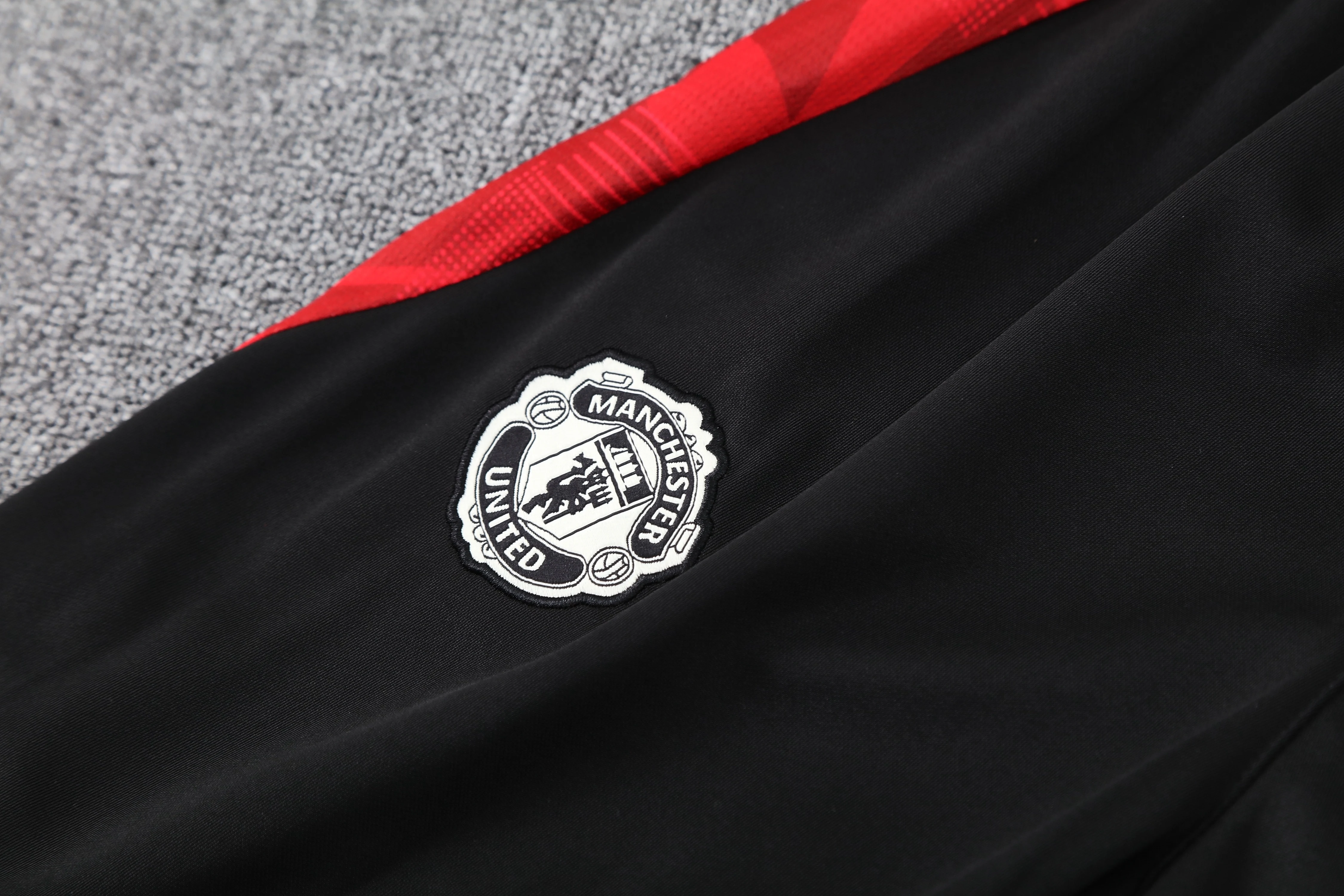 2025-26 Manchester United training hooded jersey view 6