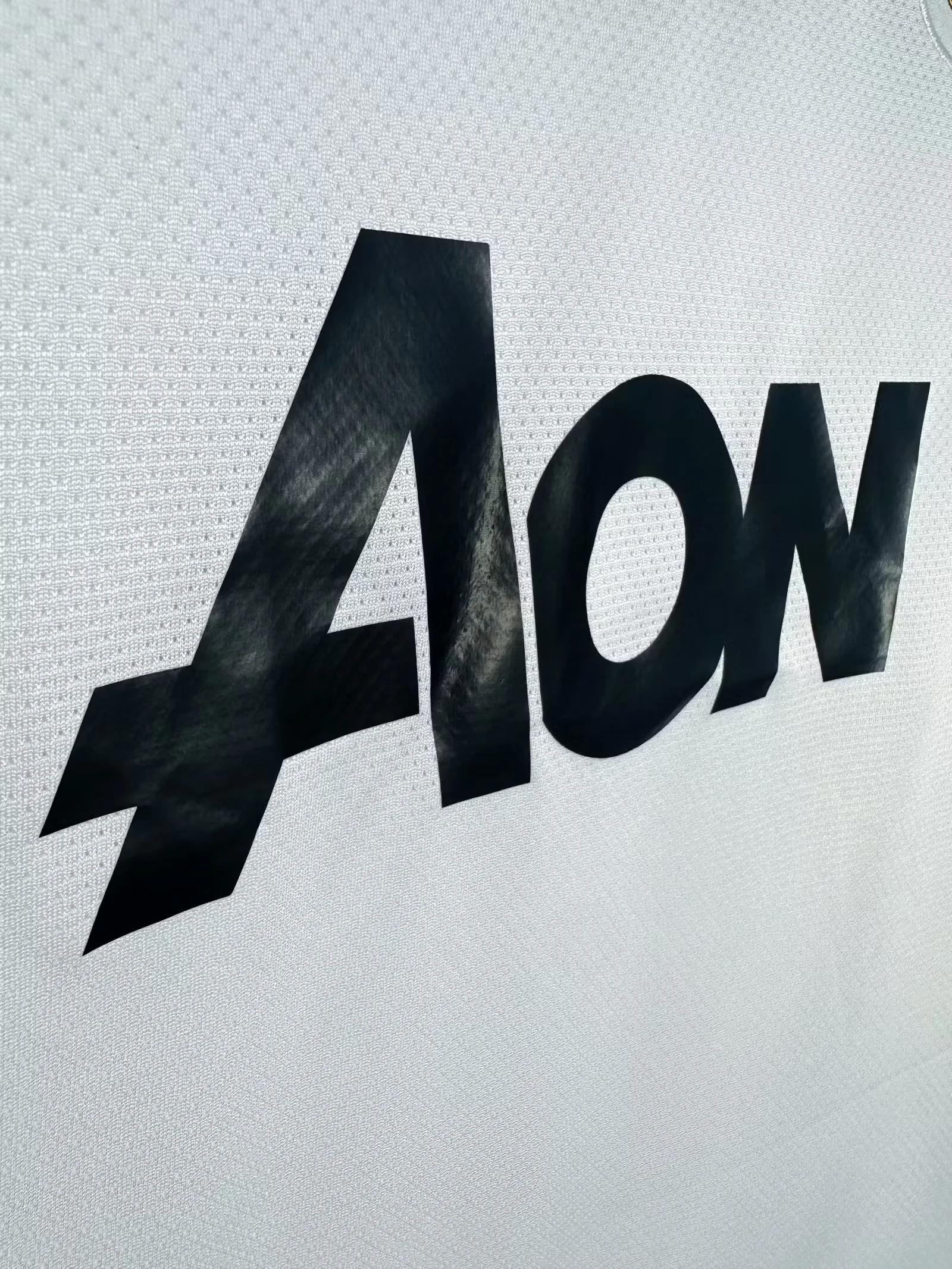 2010-11 Manchester United Away Long Sleeve Retro Shirt view 3